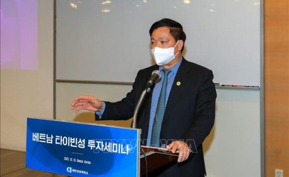 Đồng chí Nguyễn Khắc Thận, Phó Bí thư Tỉnh ủy, Chủ tịch UBND tỉnh phát biểu tại hội nghị xúc tiến đầu tư vào tỉnh Thái Bình tại Hàn Quốc năm 2021. Ảnh: TTXVN